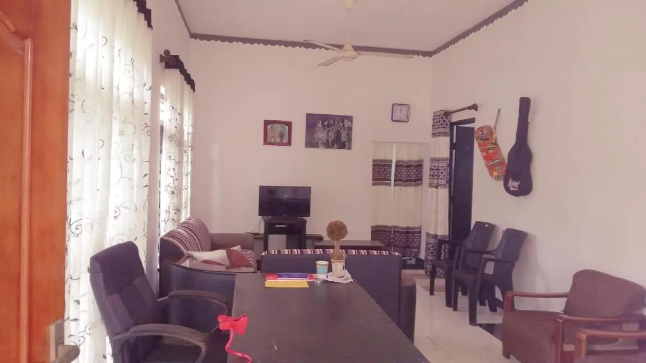 게스트하우스 Ayon Beach Villa 니곰보
